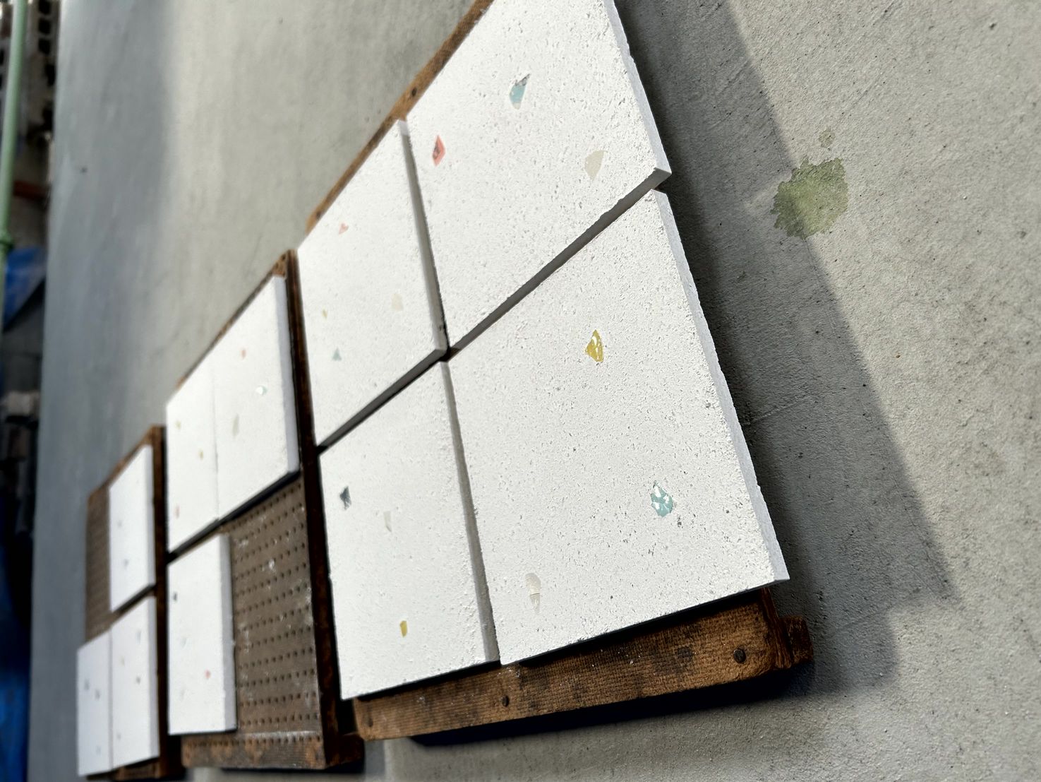 食器片を手作業でパネルに加工する様子